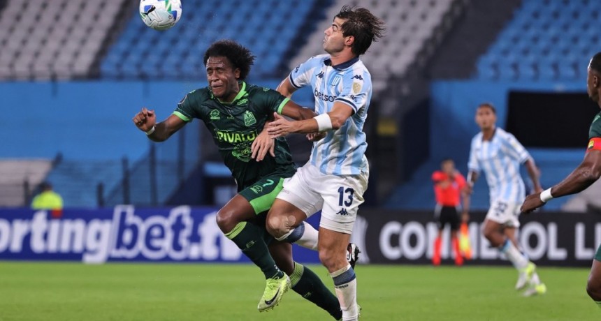 Bucaramanga sorprendió a Racing en el Cilindro y lo venció 2-1