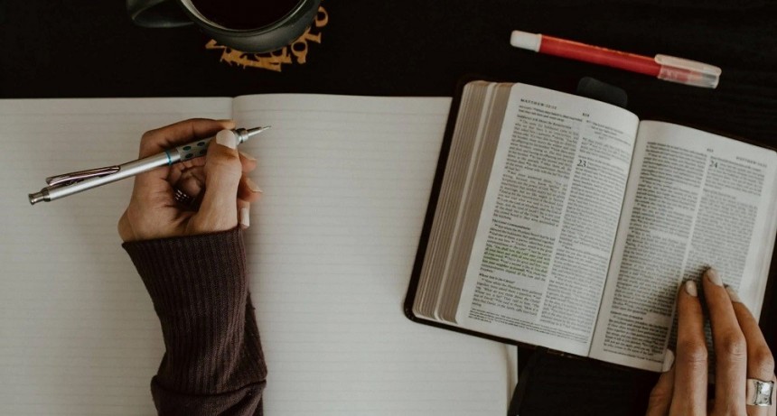 Escribir Devocionales y Reflexiones inspiradoras basadas en la sabiduría bíblica