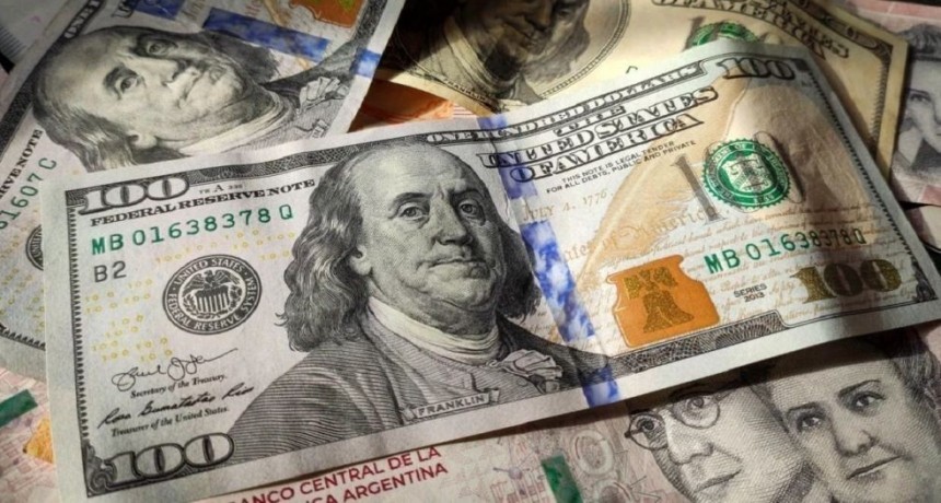 Fuerte suba del dólar oficial tras el fin del cepo y caída del blu