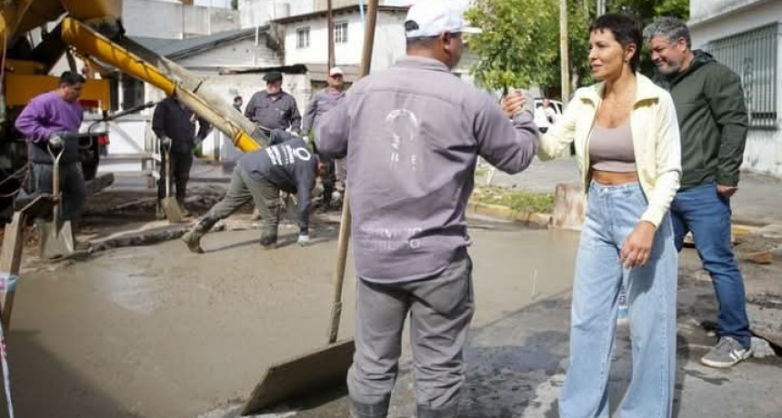 Mayra Mendoza supervisó obras clave de bacheo y reparación de sumideros en Bernal Oeste