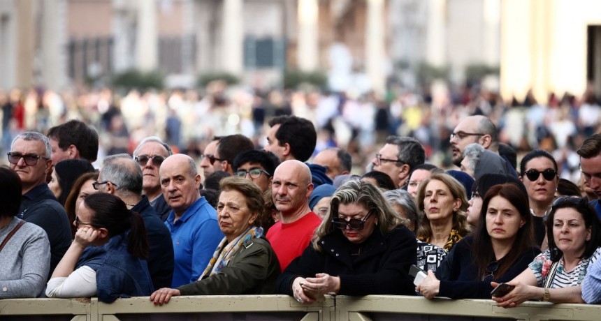 Dolor y conmoción en el Vaticano: miles despiden al Papa Francisco