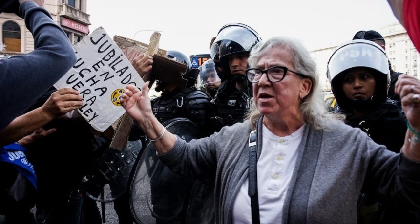 Violenta represión a jubilados frente al Congreso: gases, golpes y dos detenidos