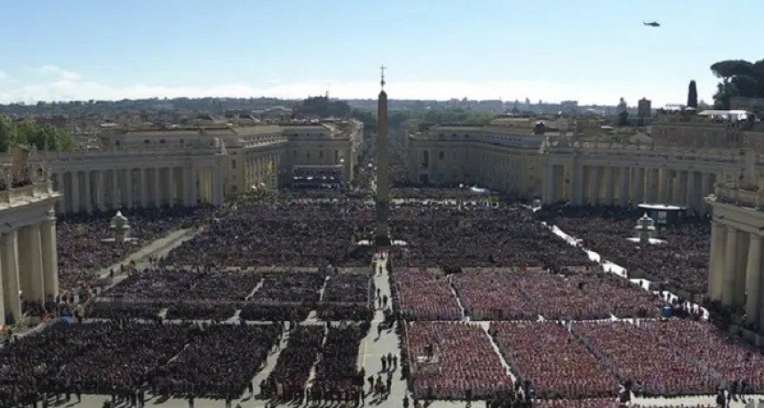 Más de 200 mil personas despidieron a Francisco en la Plaza San Pedro