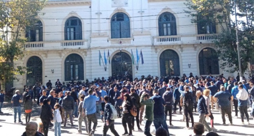 Choferes de la empresa Almafuerte reclamaron seguridad frente al Palacio Municipal de La Matanza