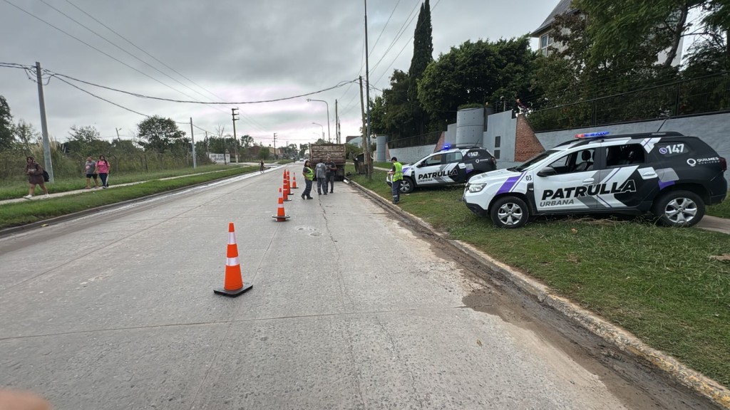 Cay&oacute; un cami&oacute;n con carga ilegal en Quilmes y refuerzan los controles contra transportes pesados