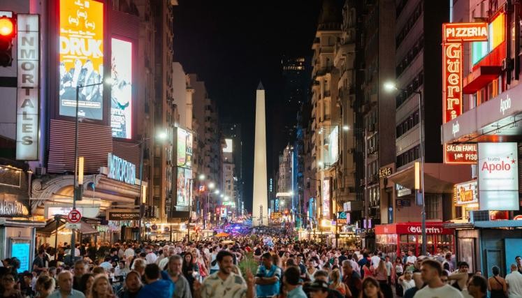 La Ciudad no duerme: Corrientes 24 hs propone m&uacute;sica, cine y sabores hasta la madrugada