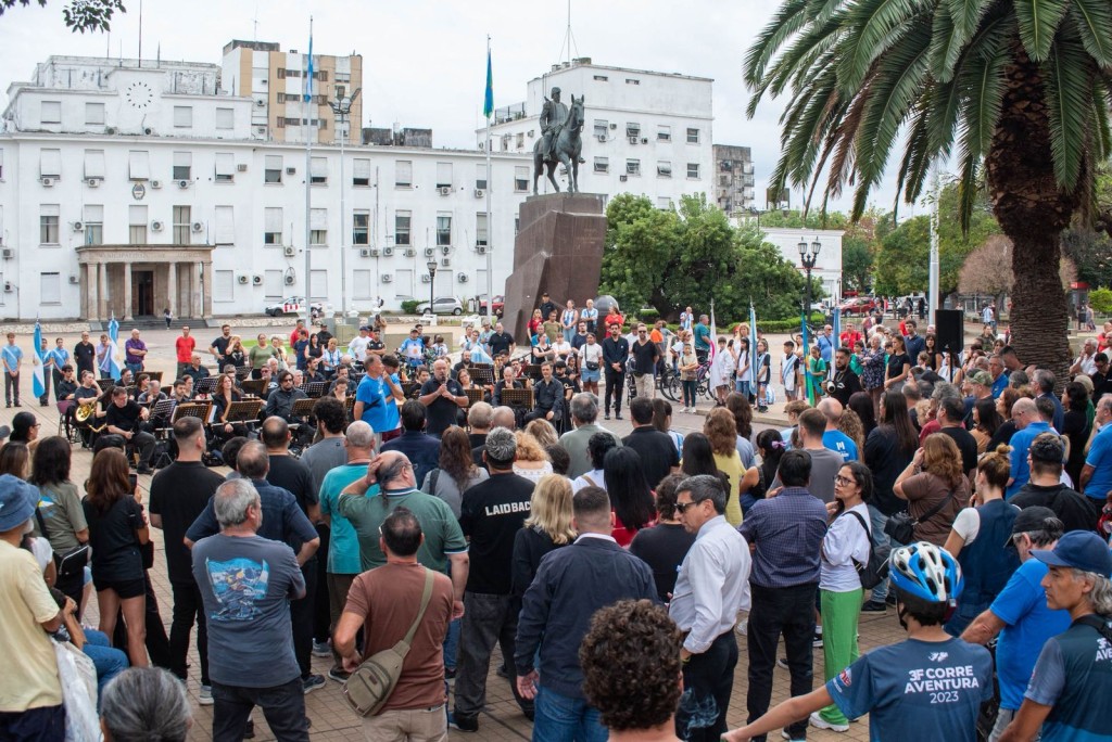 Emoci&oacute;n y memoria viva: multitudinario homenaje en Mor&oacute;n a 44 a&ntilde;os de Malvinas