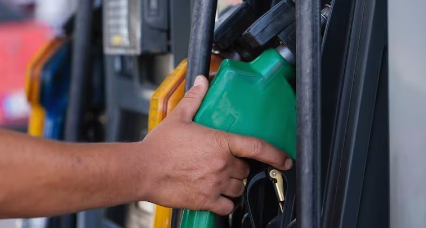 Nafta m&aacute;s cara que en EE.UU.: el litro en Argentina ya cuesta 35% m&aacute;s y crece la presi&oacute;n en el bolsillo