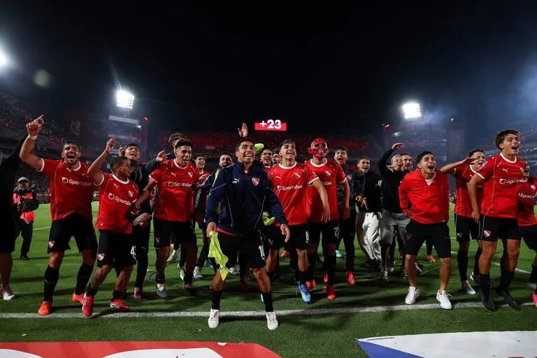 Independiente se qued&oacute; con el cl&aacute;sico: le gan&oacute; 1-0 a Racing en un duelo caliente y trabado