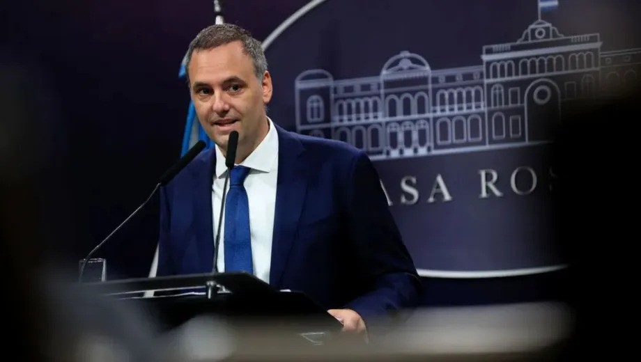 Los vuelos secretos que complican a Adorni: la Justicia investiga viajes, propiedades y un posible enriquecimiento il&iacute;cito