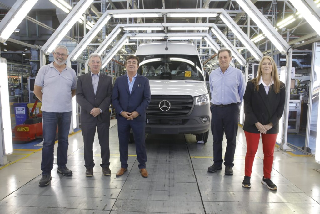 Espinoza visit&oacute; Prestige Autos y defendi&oacute; la industria: &ldquo;El pa&iacute;s sale adelante con educaci&oacute;n y trabajo&rdquo;