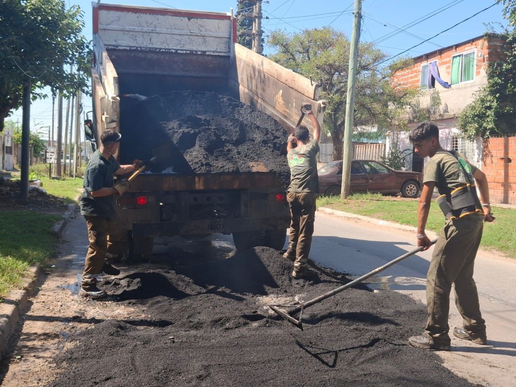 Calles renovadas: avanzan nuevas obras de bacheo en 9 de Abril con asfalto caliente