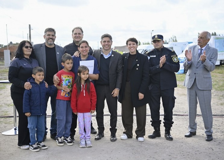 Kicillof entreg&oacute; viviendas, ambulancias y m&aacute;s equipamiento en un acto clave en el interior bonaerense