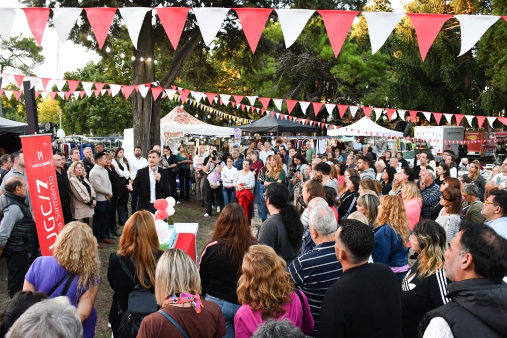 Fiesta total en el oeste: arrancaron los festejos por el aniversario de Villa Sarmiento con m&uacute;sica, comida y emoci&oacute;n