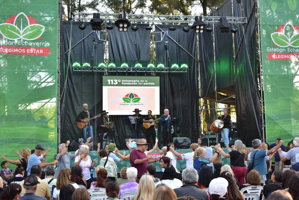 Fiesta multitudinaria: as&iacute; cerraron los festejos por el aniversario de Esteban Echeverr&iacute;a con m&uacute;sica, tradici&oacute;n y miles de vecinos