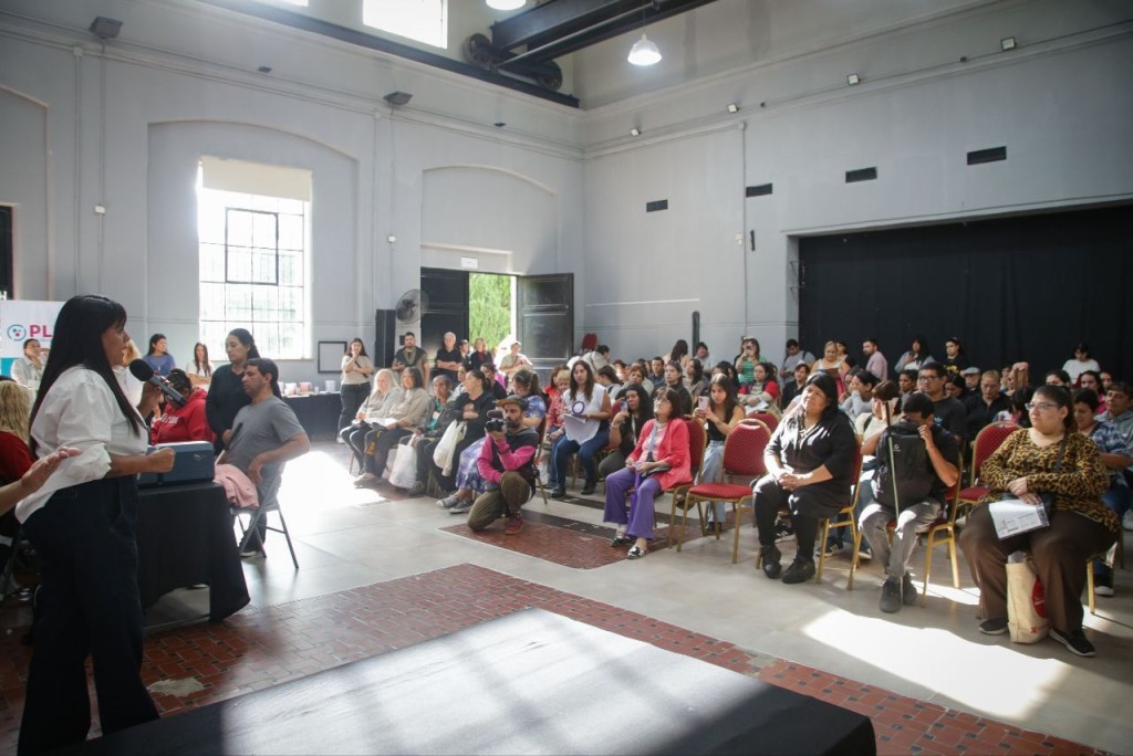 Transporte gratis y alivio en el bolsillo: Quilmes entreg&oacute; cientos de pases a personas con discapacidad y habr&aacute; m&aacute;s beneficiarios