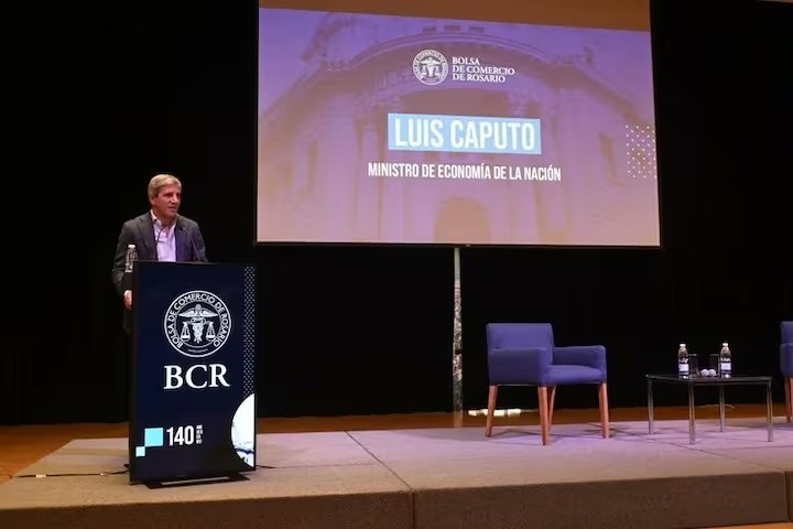 Golpe al relato econ&oacute;mico: Caputo anticip&oacute; m&aacute;s inflaci&oacute;n y crecen las dudas sobre el rumbo