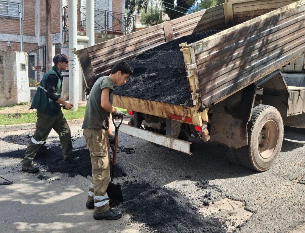 Calles en reparaci&oacute;n: avanzan los trabajos de bacheo y buscan mejorar la circulaci&oacute;n en Luis Guill&oacute;n