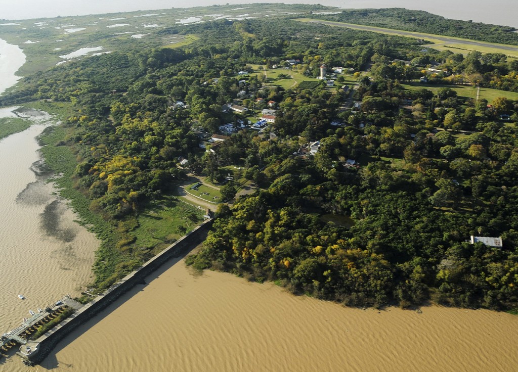 Tres destinos, una identidad: cr&oacute;nica de un viaje con memoria