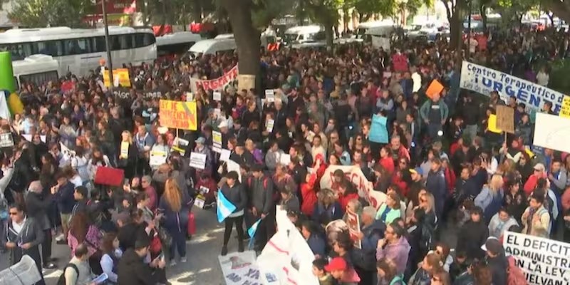 Crece la tensi&oacute;n por discapacidad: masivas marchas y fuerte reclamo al Gobierno para que &ldquo;cumpla con la ley&rdquo;