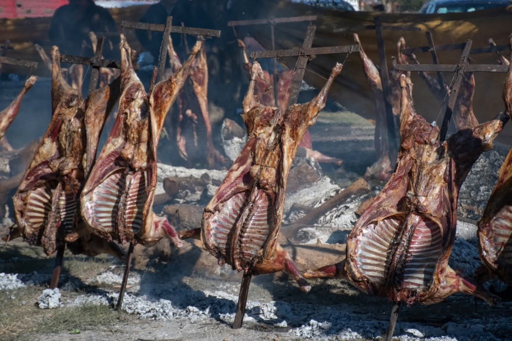 De los hongos al cordero: tradiciones que se viven en dos fiestas &uacute;nicas