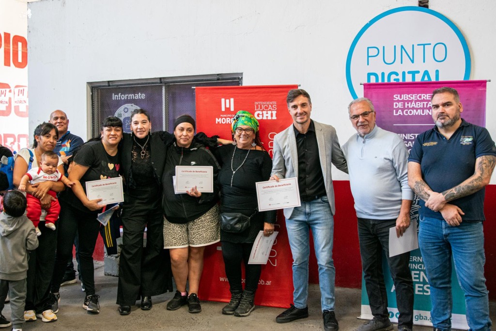 Ayuda directa para mejorar viviendas: entregaron subsidios a familias y ya impacta en barrios de Mor&oacute;n