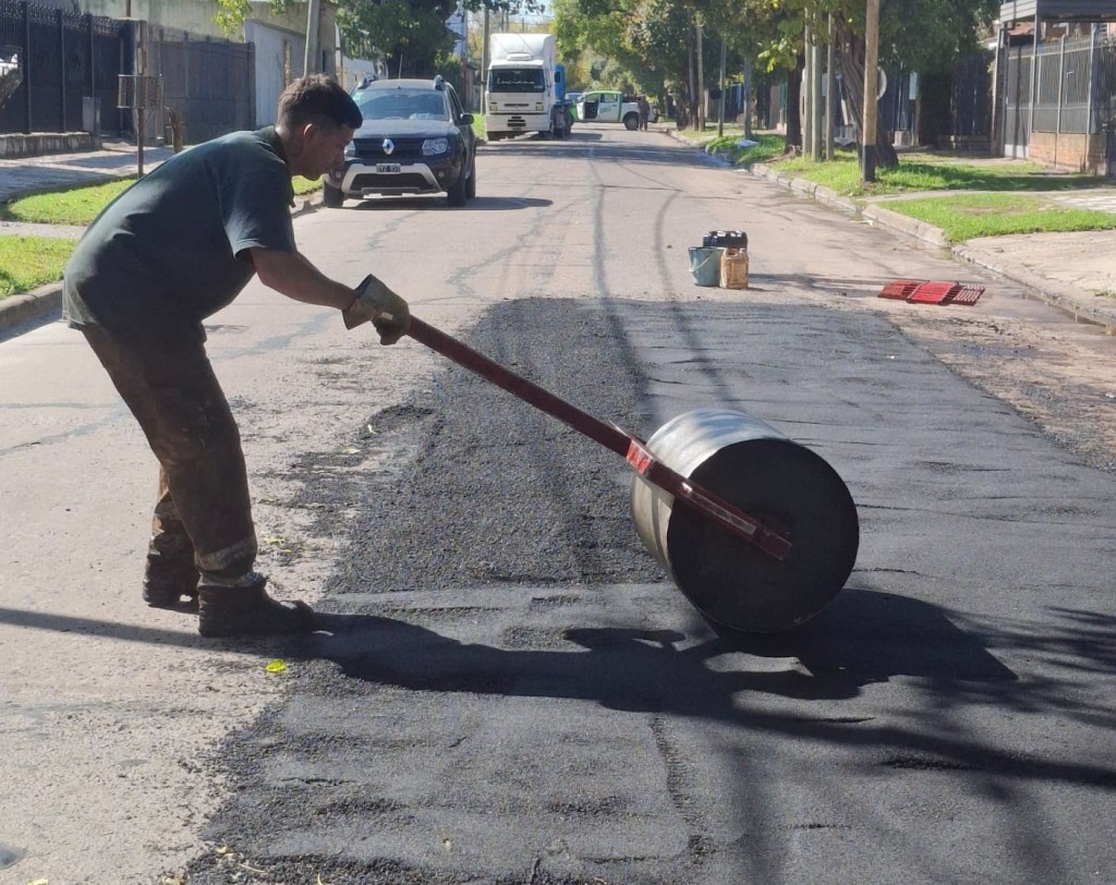 Nuevas obras de bacheo en Monte Grande buscan mejorar calles clave del distrito