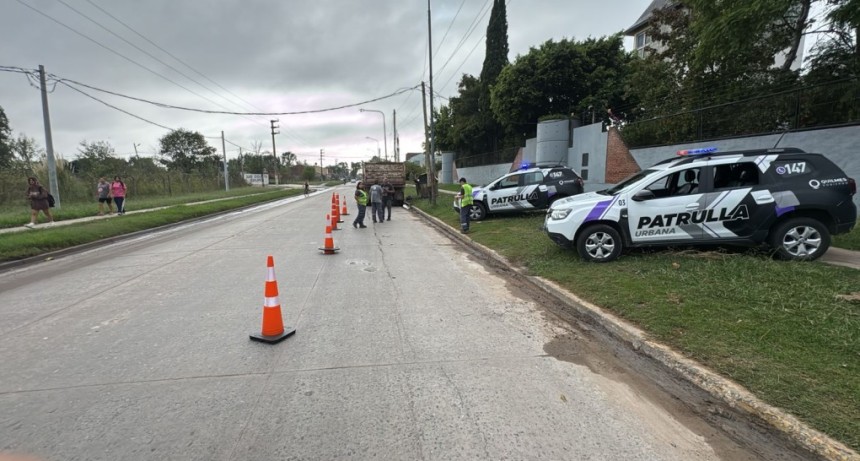 Cay&oacute; un cami&oacute;n con carga ilegal en Quilmes y refuerzan los controles contra transportes pesados