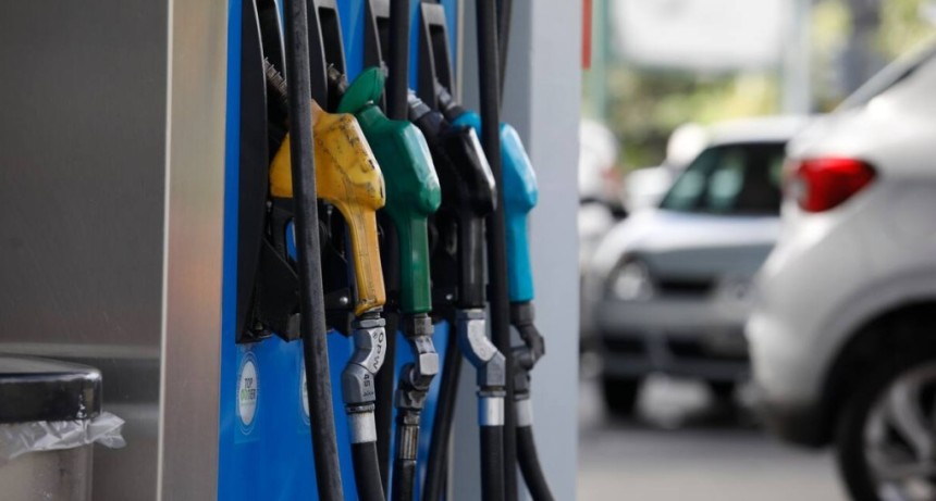 Golpe al bolsillo y giro inesperado: YPF frena la nafta por 45 d&iacute;as en plena guerra y lanza una advertencia clave