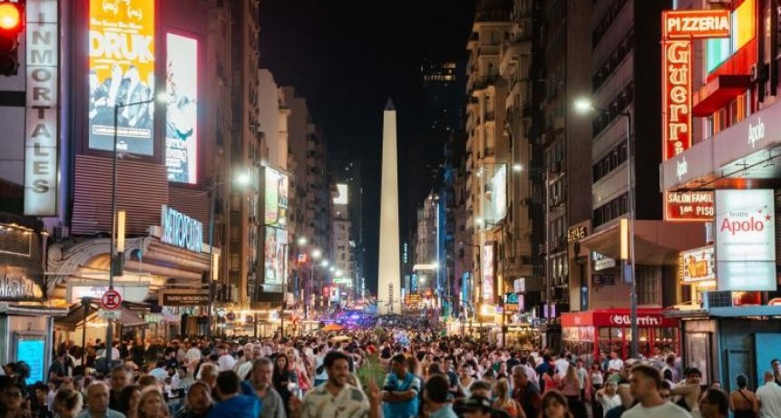 La Ciudad no duerme: Corrientes 24 hs propone m&uacute;sica, cine y sabores hasta la madrugada