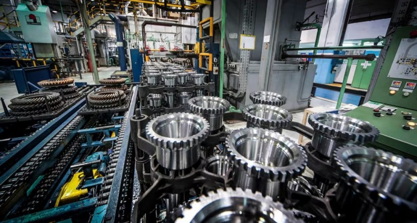 La econom&iacute;a se fren&oacute; en febrero y la industria lidera la ca&iacute;da