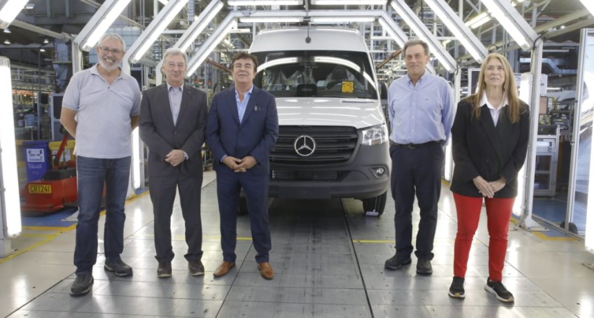 Espinoza visit&oacute; Prestige Autos y defendi&oacute; la industria: &ldquo;El pa&iacute;s sale adelante con educaci&oacute;n y trabajo&rdquo;