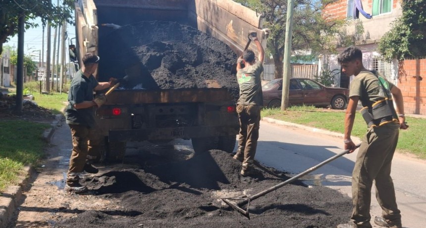 Calles renovadas: avanzan nuevas obras de bacheo en 9 de Abril con asfalto caliente