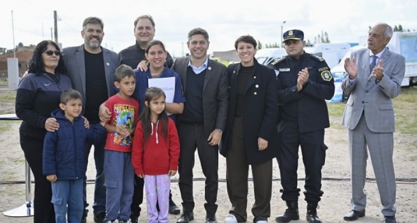 Kicillof entreg&oacute; viviendas, ambulancias y m&aacute;s equipamiento en un acto clave en el interior bonaerense