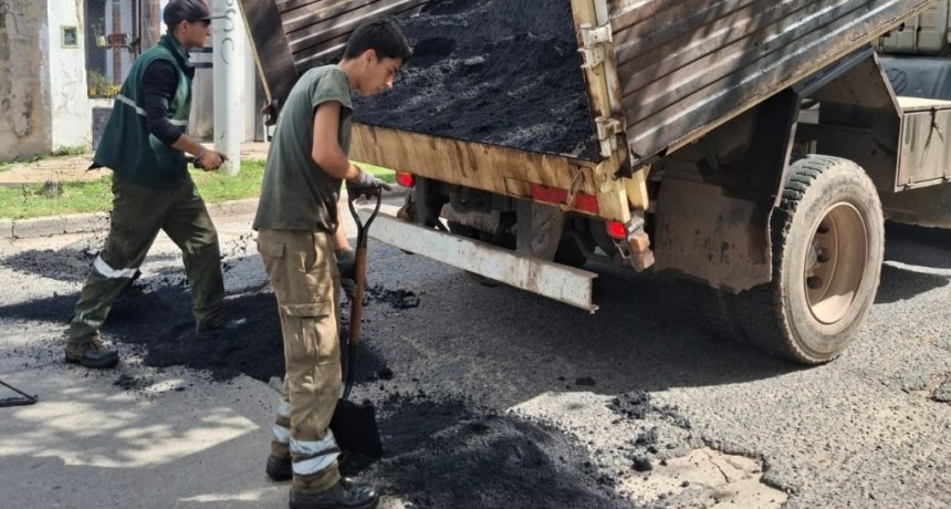 Calles en reparaci&oacute;n: avanzan los trabajos de bacheo y buscan mejorar la circulaci&oacute;n en Luis Guill&oacute;n