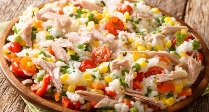 Arroz con at&uacute;n: la versi&oacute;n fresca y completa que se arma en minutos