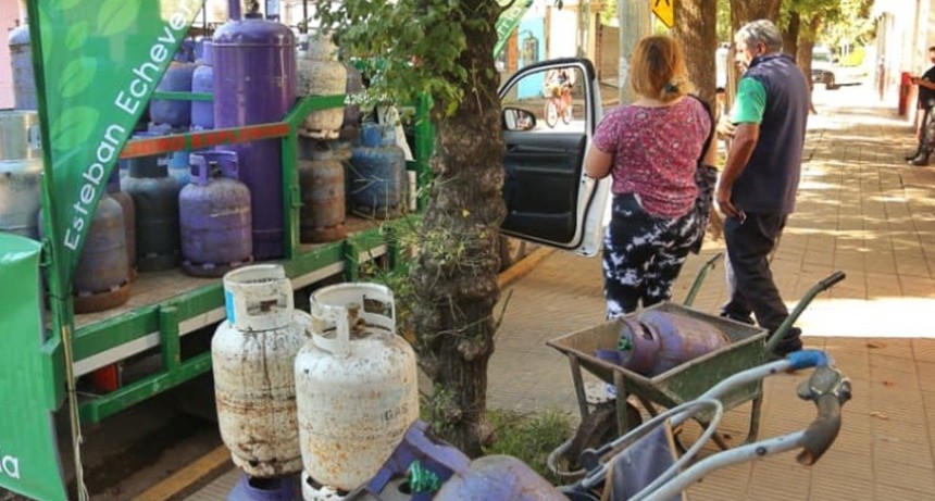 Garrafas m&aacute;s baratas en Monte Grande Sur: as&iacute; fue el operativo que alivi&oacute; el bolsillo de cientos de familias