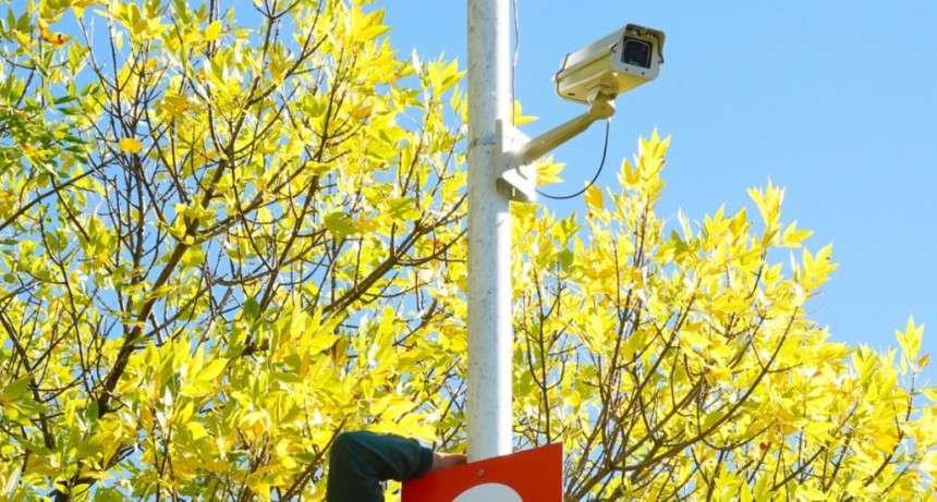Instalaron nuevas c&aacute;maras en una plaza de Luis Guill&oacute;n y refuerzan el sistema de seguridad en todo el distrito