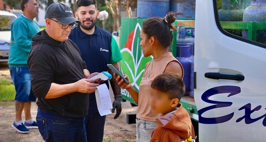 Monte Grande Sur: operativo de recarga de garrafas a bajo costo en Barrio Grande