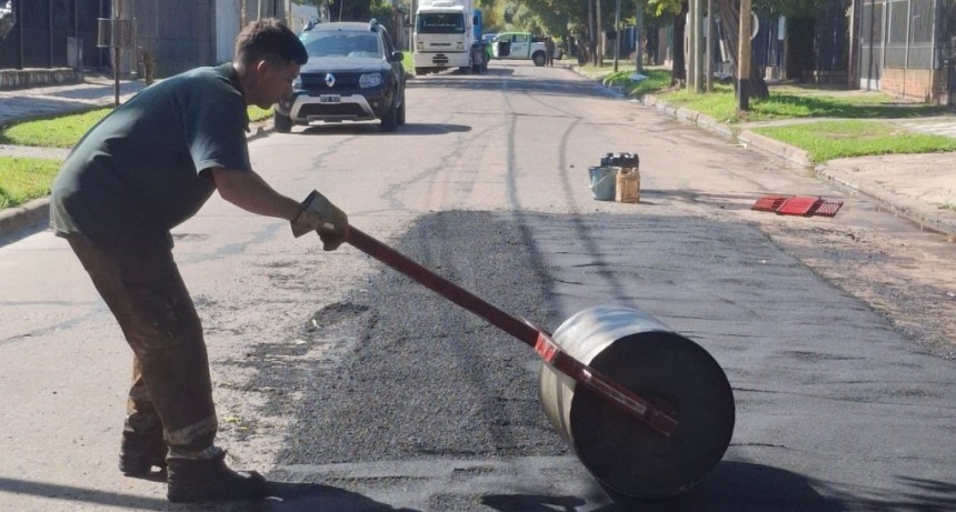 Nuevas obras de bacheo en Monte Grande buscan mejorar calles clave del distrito