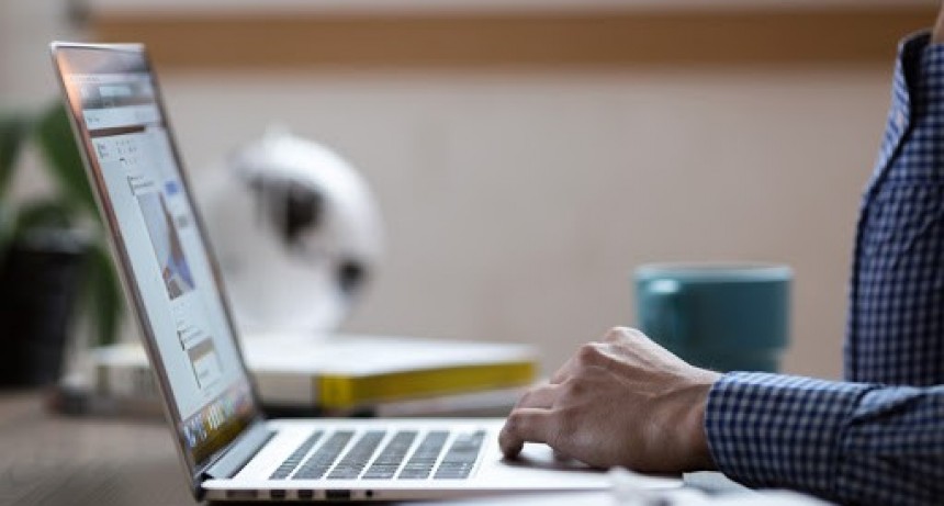 La OMT, IE University y Sommet Education se asocian para acelerar la educación en línea