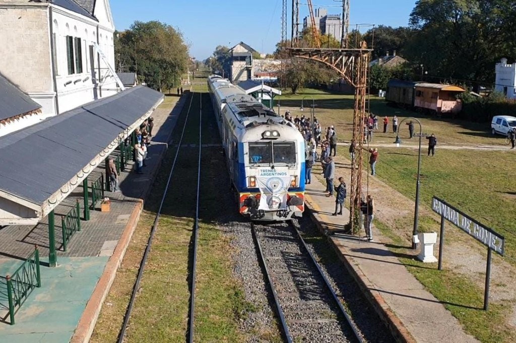 Después de 45 años, un tren de pasajeros vuelve a unir Rosario con Cañada de Gómez