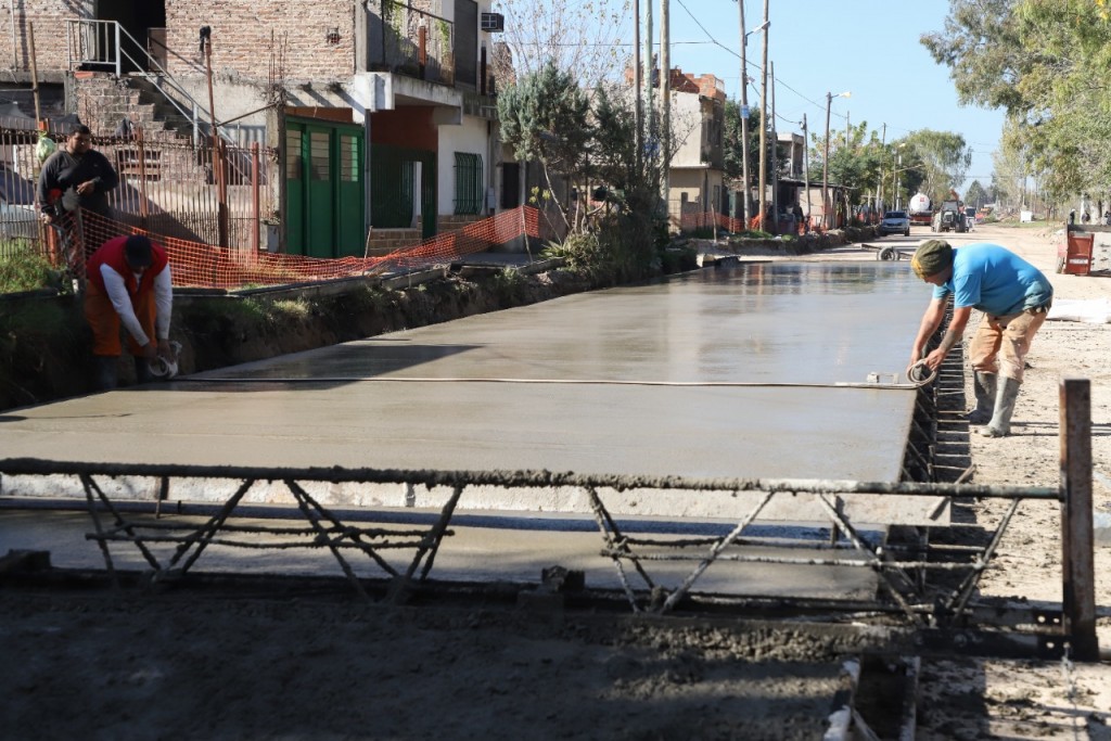 Obra de pavimentación de la calle Scarlatti en González Catán