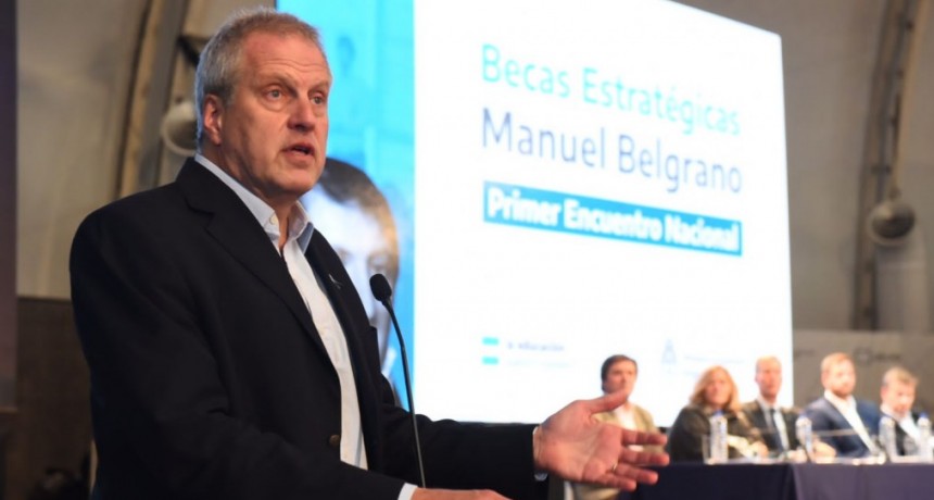 Perczyk anunció inversión de más de 9 mil millones de pesos en becas de estudio para áreas estratégicas del país