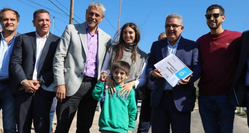 Ferraresi visitó Catamarca para entregar viviendas y créditos
