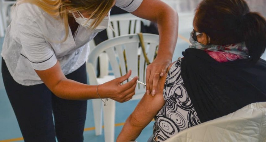 El Ministerio de Salud actualiza las recomendaciones para la vacunación de refuerzo contra COVID-19 y fomenta su aplicación para mantener una protección adecuada