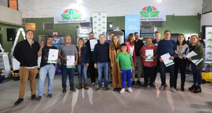 Fernando Gray y Victoria Tolosa Paz entregaron maquinarias e insumos a emprendedoras y emprendedores de Esteban Echeverría