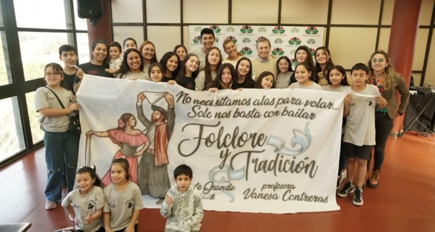 Fernando Gray recibió a ballets folklóricos del distrito