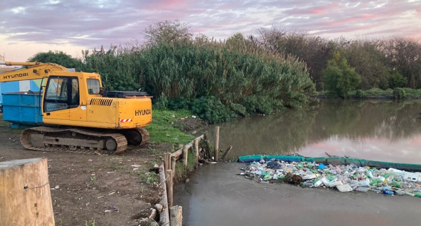 Acumar realizó tareas de limpieza en el arroyo Ortega de Esteban Echeverría