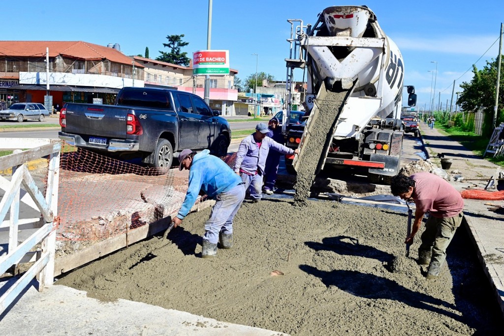 Esteban Echeverría avanza con obras de bacheo en hormigón en la Ruta Nacional 205